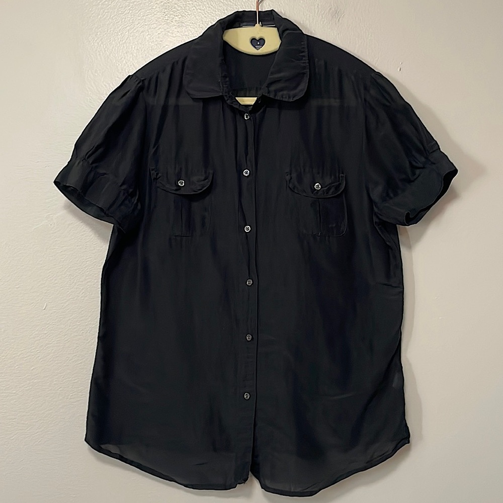 Gap black shirt. Button down, semi length 21 1/2”, pit to pit 19”.